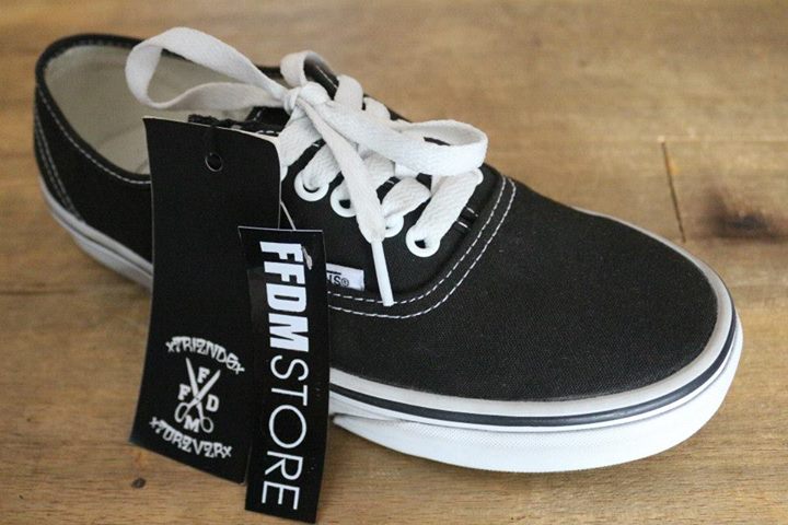 vans black and white size 7